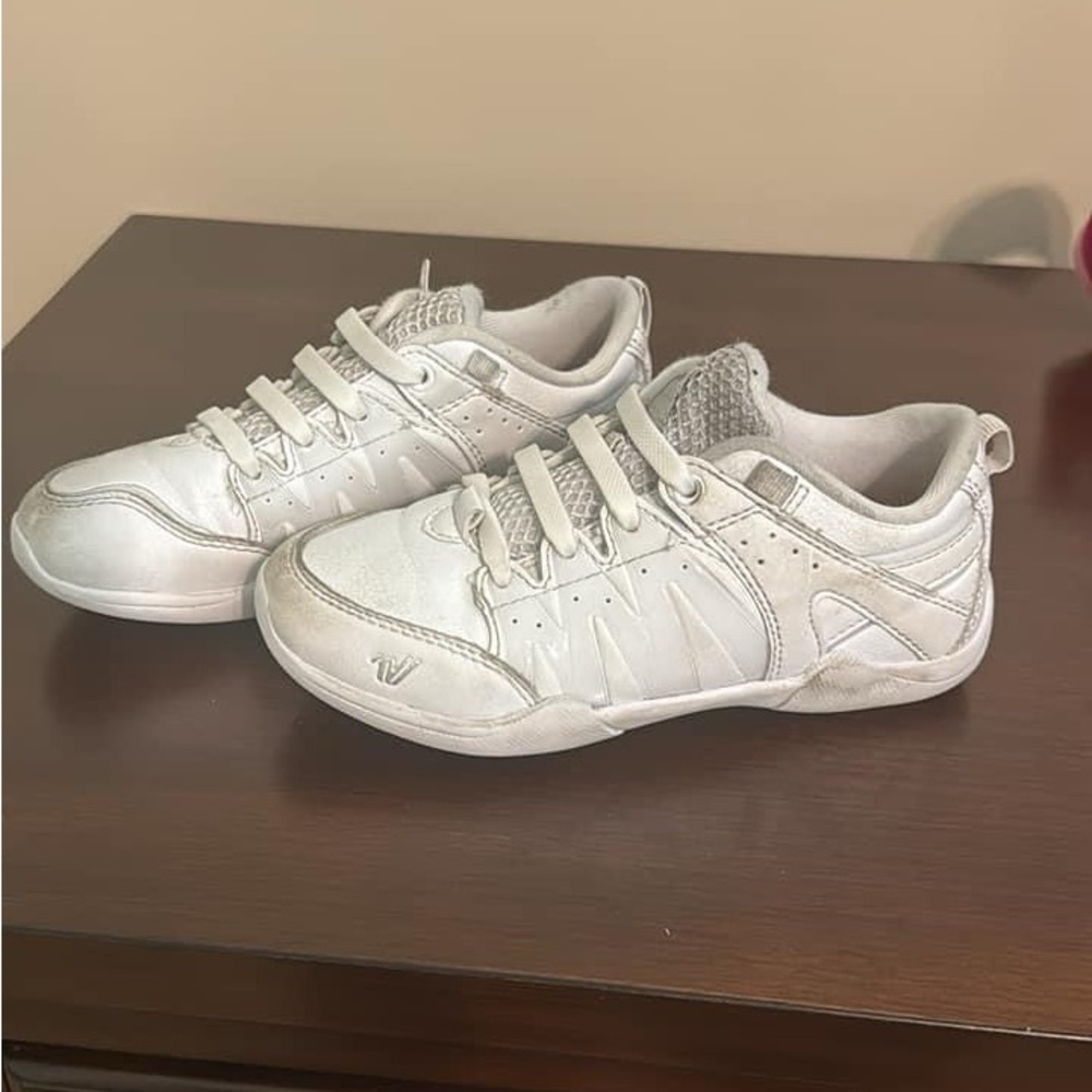 Varsity Charge youth cheer shoe